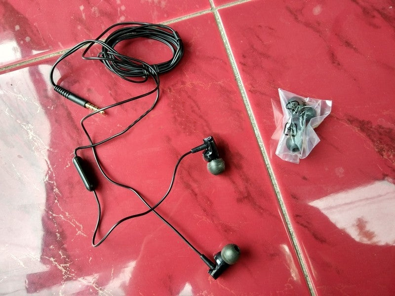 Audio-Technica In Ear Wired SP-ATH-CLR100IS SonicFuel Earbuds Earphones with In Line Microphone (BB)